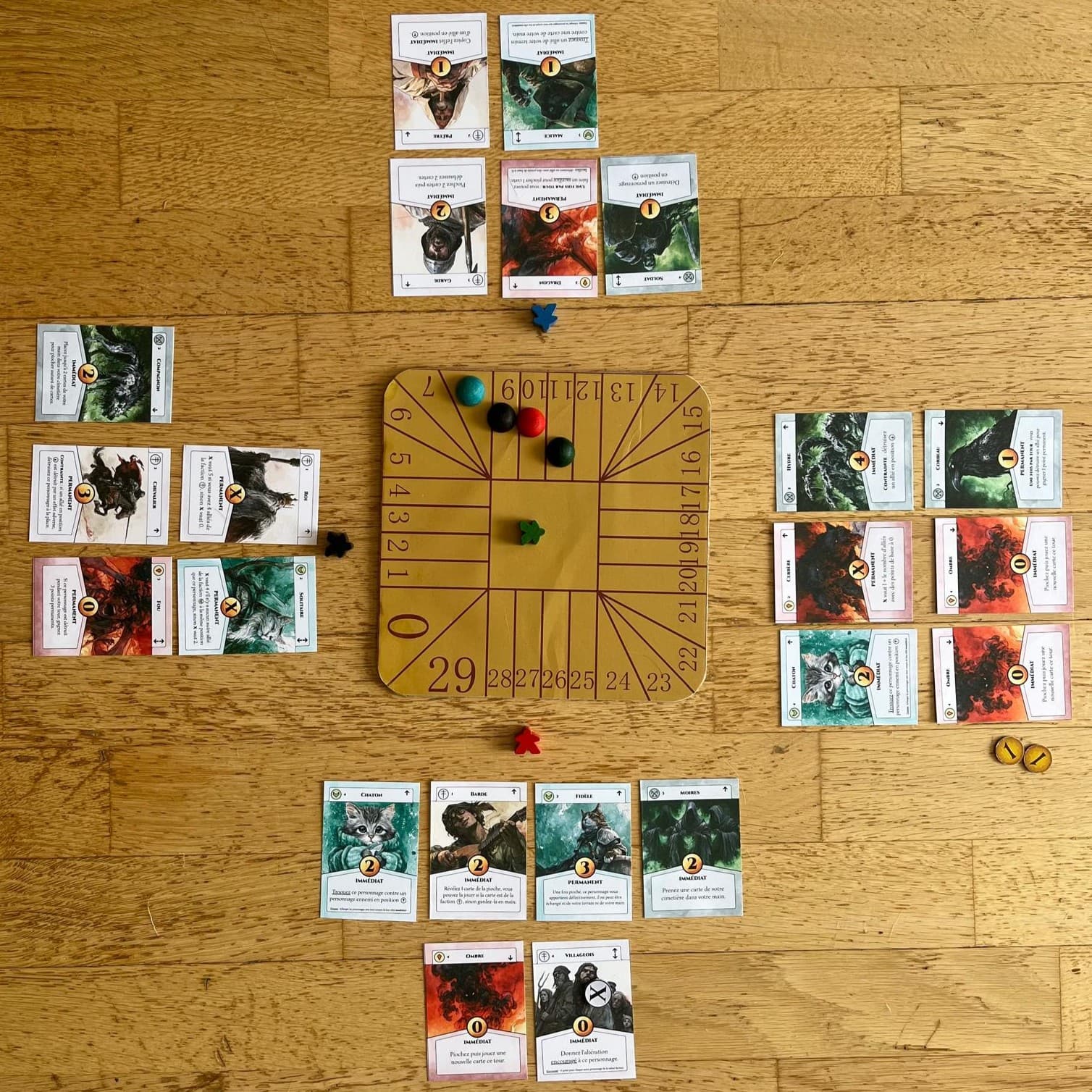 Partie de Trône en cours : cartes des joueurs disposées autour du plateau de score